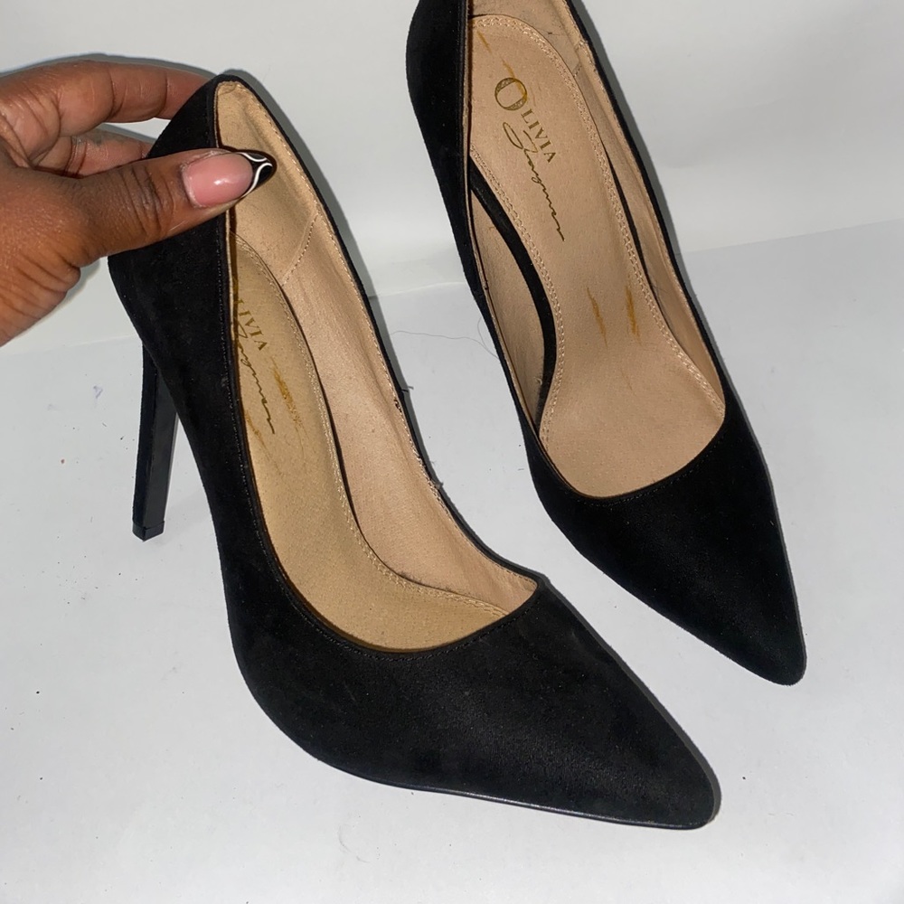 Black pumps